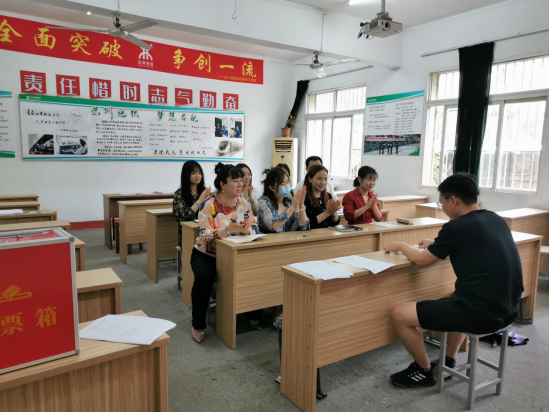 中国共产党MG冰球突破官网网站委员会学工第二支部委员会举行换届选举大会 中国共产党MG冰球突破官网网站委员会学工第二支部委员会举行换届选举大会