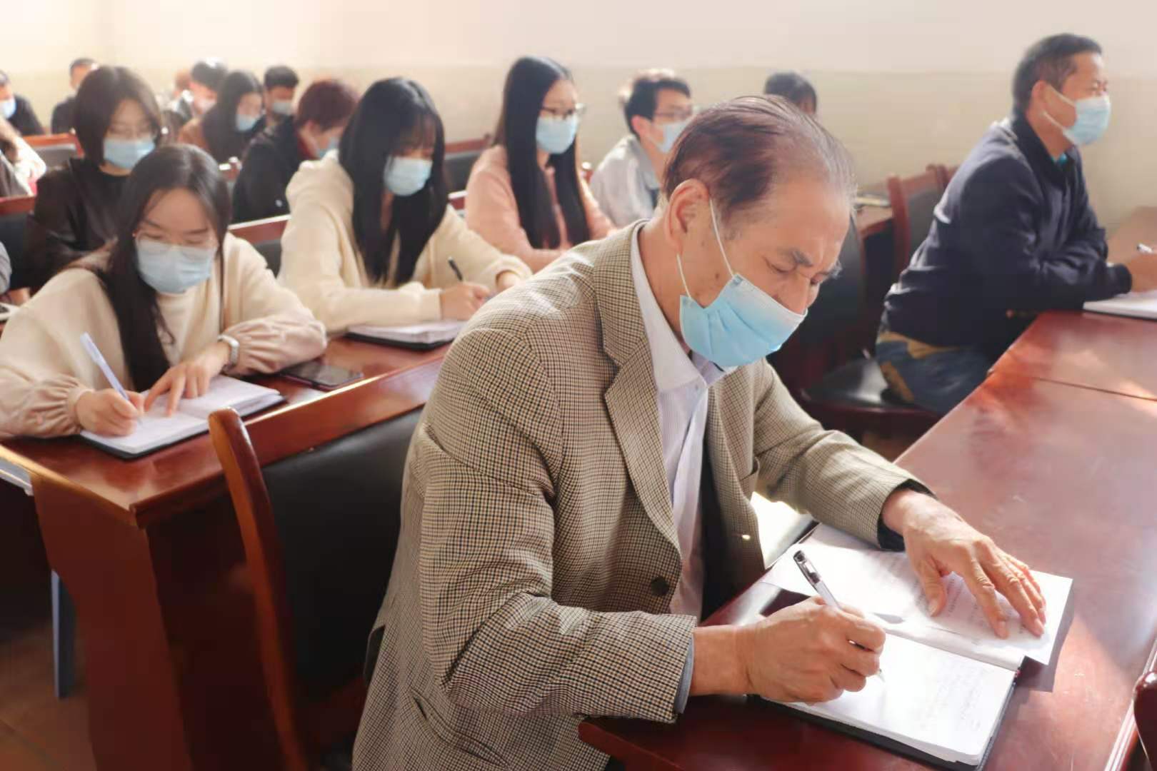冰球官网组织党员干部及广大师生 学习贯彻党的十九届五中全会精神 冰球官网组织党员干部及广大师生 学习贯彻党的十九届五中全会精神