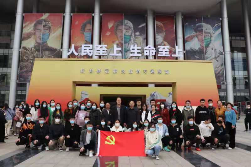 人民至上，生命至上 冰球官网组织党员教职工及入党积极分子 到武汉客厅参观抗疫专题展览