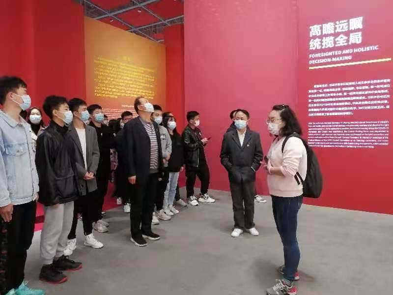 人民至上，生命至上 冰球官网组织党员教职工及入党积极分子 到武汉客厅参观抗疫专题展览
