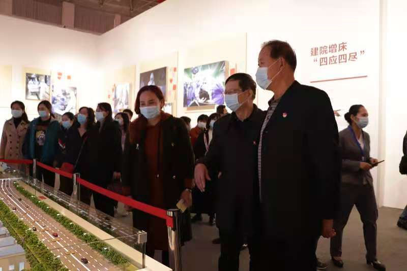 人民至上，生命至上 冰球官网组织党员教职工及入党积极分子 到武汉客厅参观抗疫专题展览