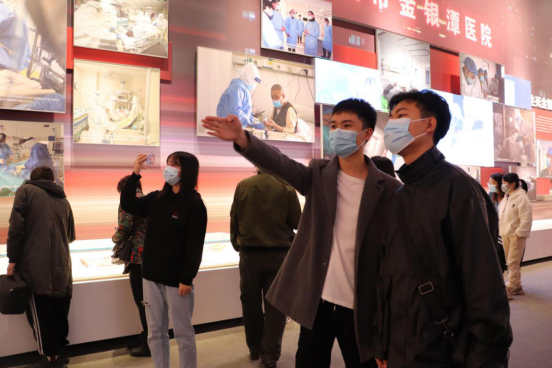 人民至上，生命至上 冰球官网组织党员教职工及入党积极分子 到武汉客厅参观抗疫专题展览