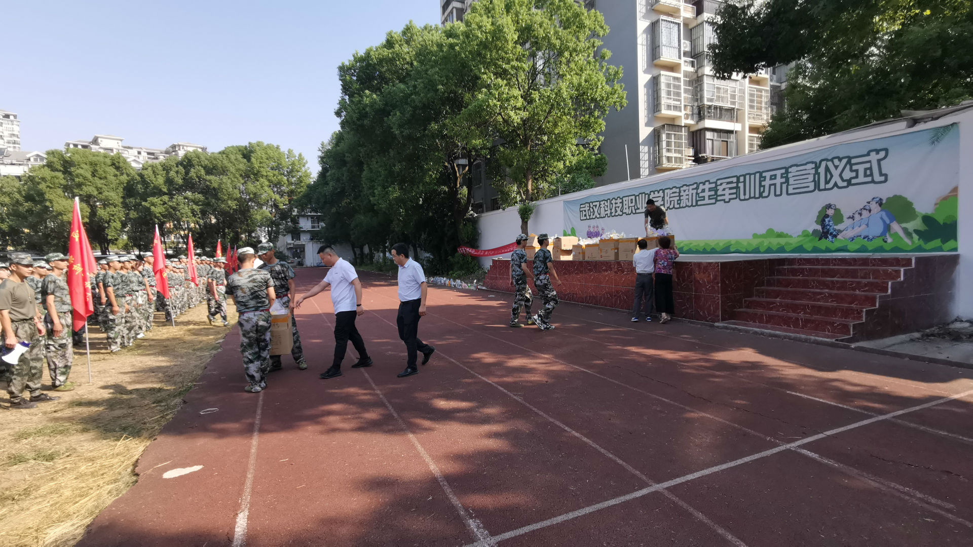 “浓情中秋,爱满校园”冰球官网为军训新生发放月饼 “浓情中秋,爱满校园”冰球官网为军训新生发放月饼