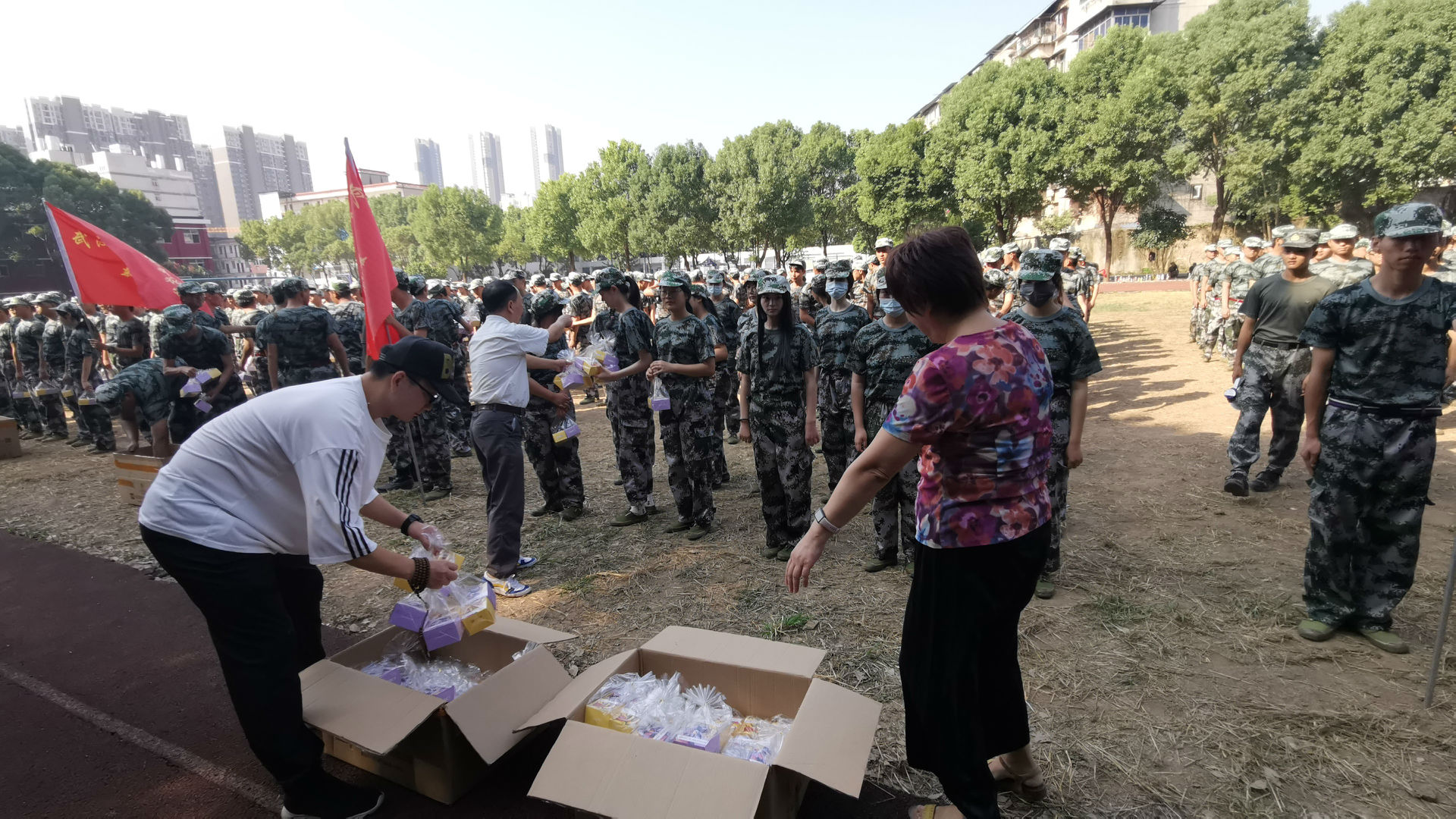 “浓情中秋,爱满校园”冰球官网为军训新生发放月饼 “浓情中秋,爱满校园”冰球官网为军训新生发放月饼