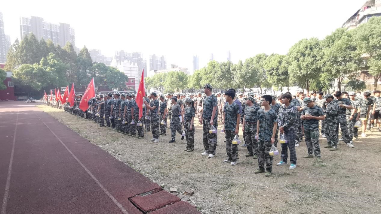 “浓情中秋,爱满校园”冰球官网为军训新生发放月饼 “浓情中秋,爱满校园”冰球官网为军训新生发放月饼