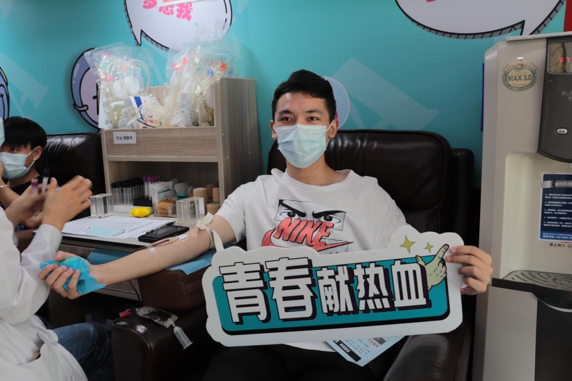 冰球官网组织百余名学生参加杨园街道 团体无偿献血活动 冰球官网组织百余名学生参加杨园街道 团体无偿献血活动