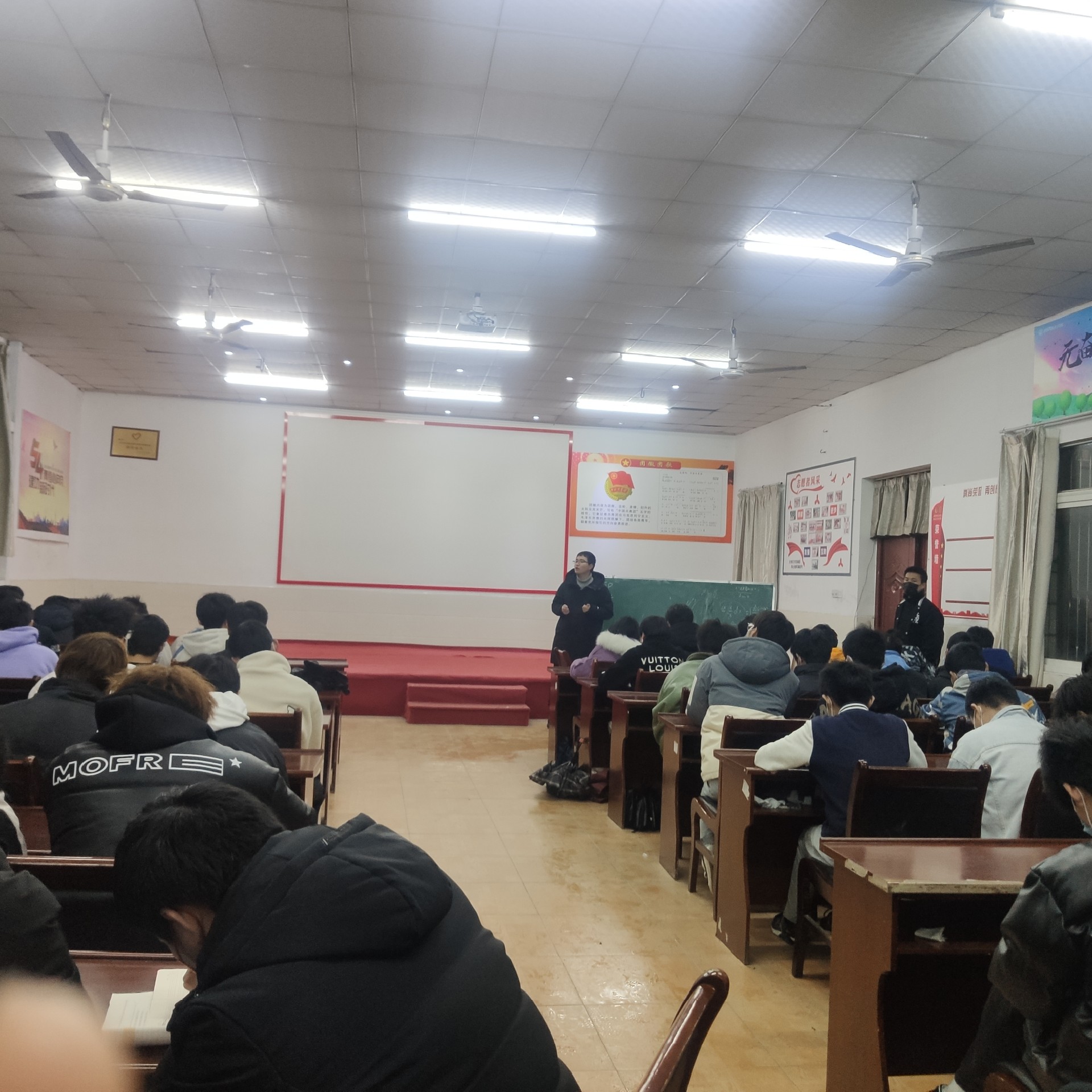 MG冰球突破官网网站疫情期间学生心理疏导班会